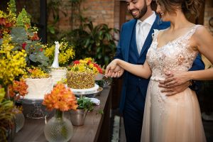 FOTOGRAFIA DE CORTE DE BOLO DE CASAMENTO EM MOEMA SP