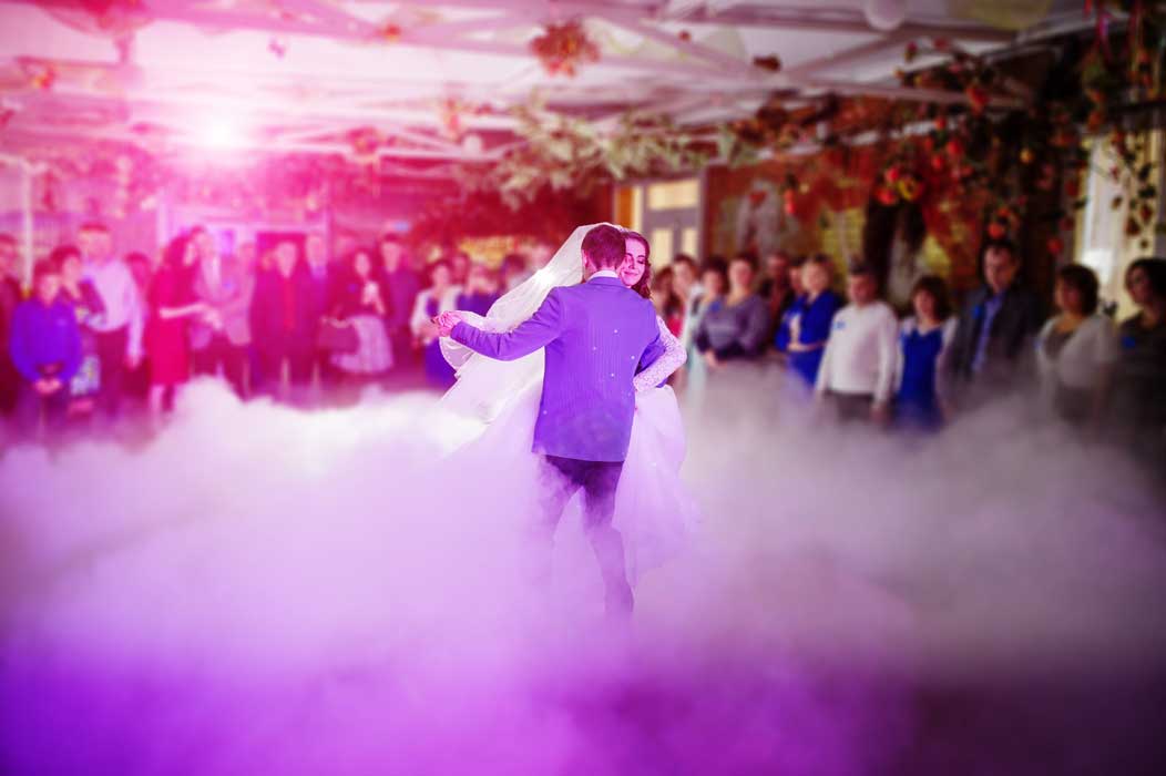 Foto da valsa de casamento em em Suzano SP - Dança cheia de emoção