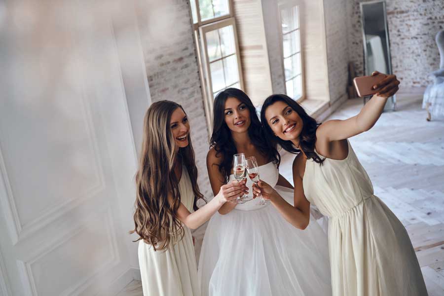 Noiva com amigas na festa de casamento em em Moema SP - Pura alegria
