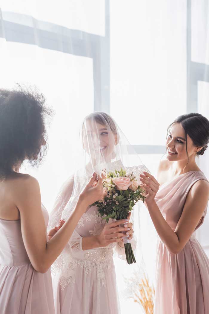 Noiva com amigas no casamento em em Vicente de Carvalho SP - Cumplicidade e risos