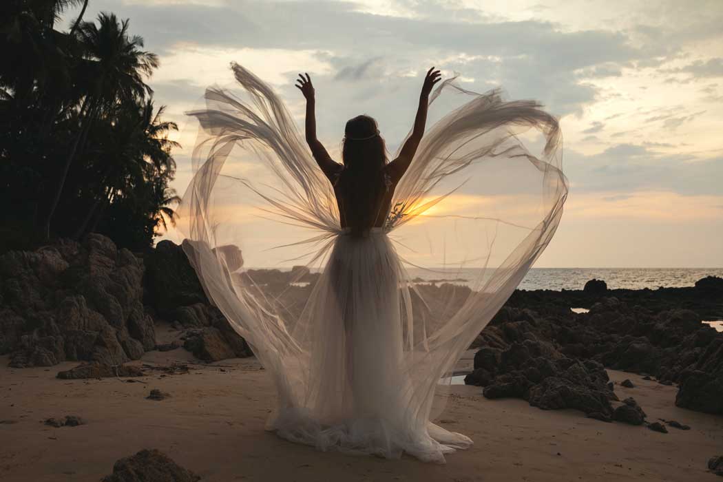 Fotografia da noiva ao entardecer em em Suzano SP - Luz dourada e romance