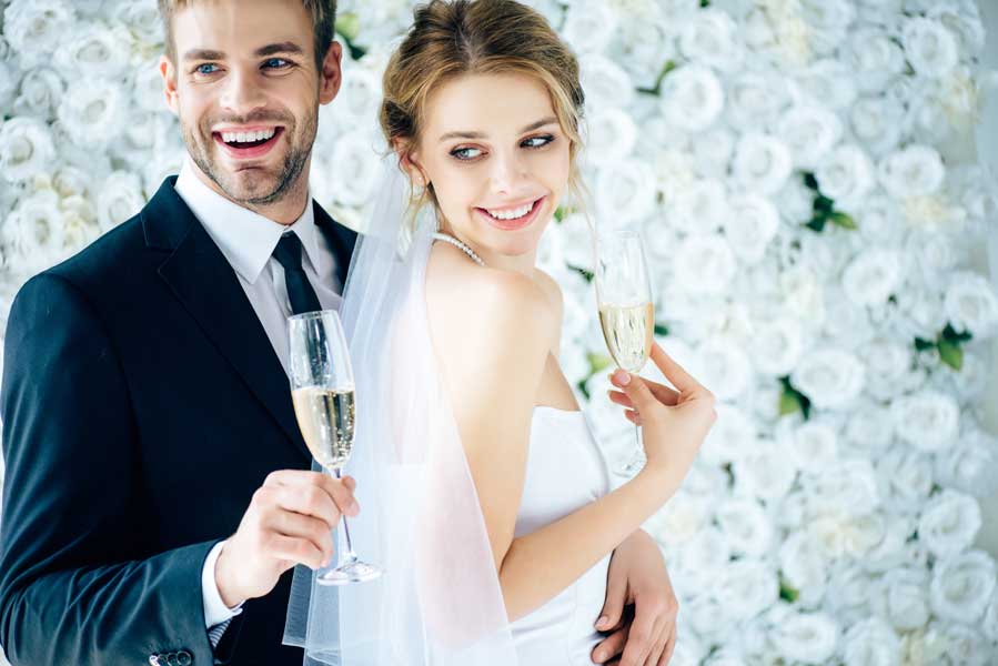 Noivos brindando no casamento em em Osasco SP - Alegria no centro da festa
